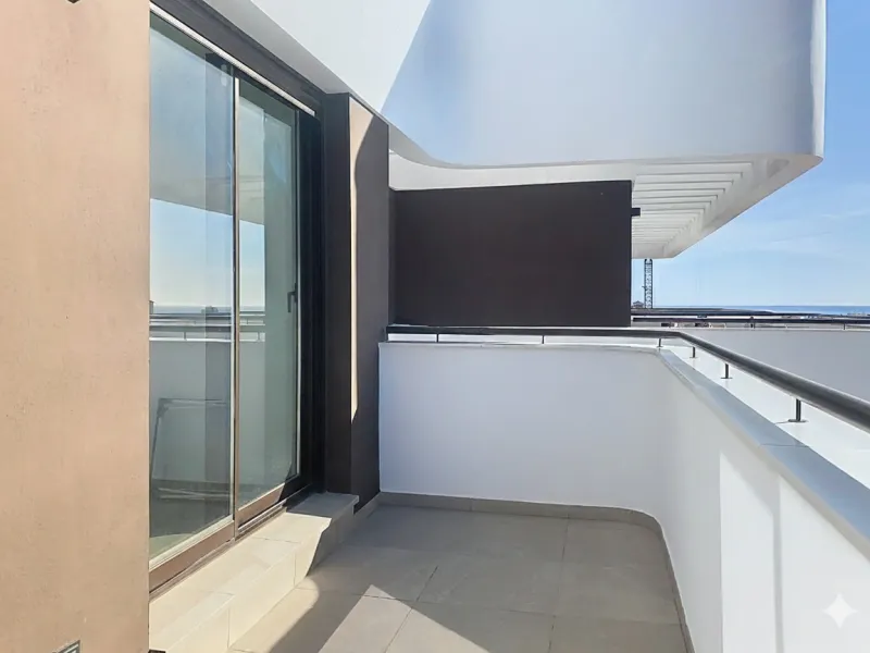 This ready to move in duplex penthouse, set within a modern community in Las Mesas of Estepona Port area, stands out for its impressive solarium with panoramic sea views. Built in 2025, the property offers a contemporary lifestyle in a sought-after locati