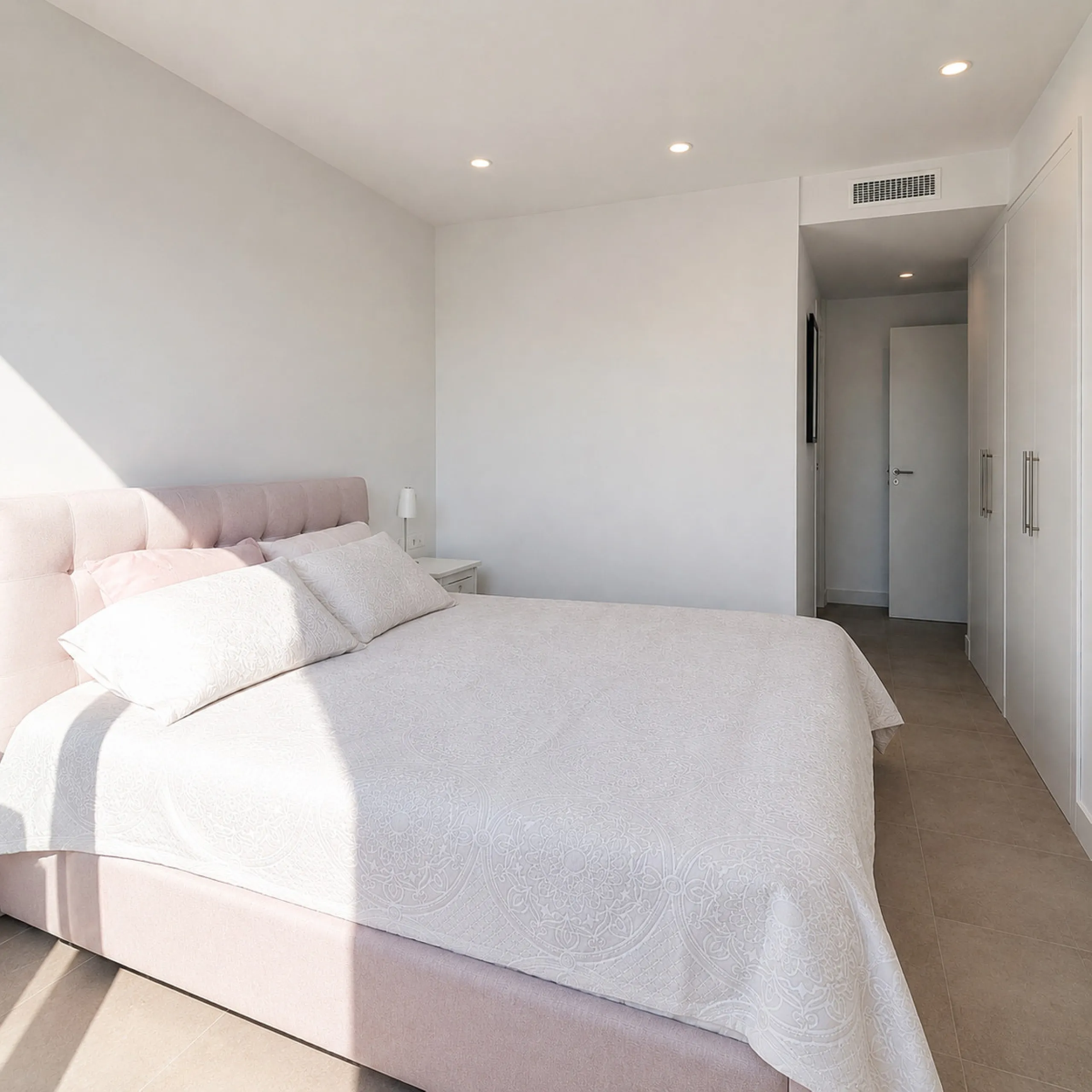 This ready to move in duplex penthouse, set within a modern community in Las Mesas of Estepona Port area, stands out for its impressive solarium with panoramic sea views. Built in 2025, the property offers a contemporary lifestyle in a sought-after locati