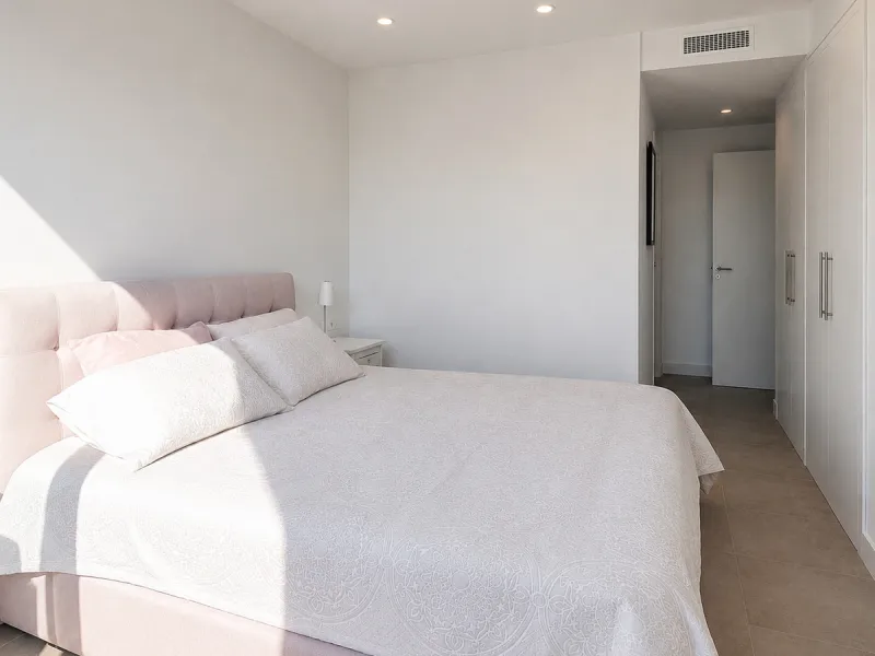This ready to move in duplex penthouse, set within a modern community in Las Mesas of Estepona Port area, stands out for its impressive solarium with panoramic sea views. Built in 2025, the property offers a contemporary lifestyle in a sought-after locati
