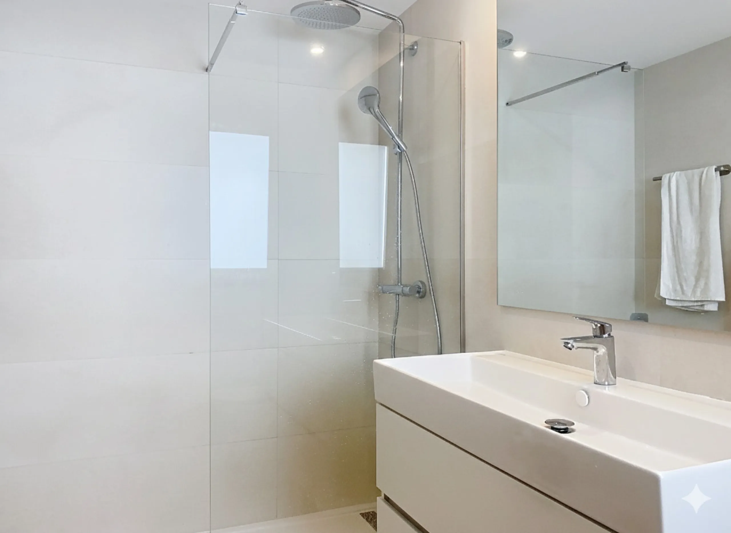 This ready to move in duplex penthouse, set within a modern community in Las Mesas of Estepona Port area, stands out for its impressive solarium with panoramic sea views. Built in 2025, the property offers a contemporary lifestyle in a sought-after locati