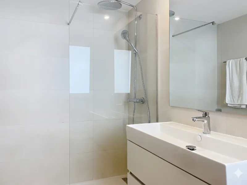 This ready to move in duplex penthouse, set within a modern community in Las Mesas of Estepona Port area, stands out for its impressive solarium with panoramic sea views. Built in 2025, the property offers a contemporary lifestyle in a sought-after locati