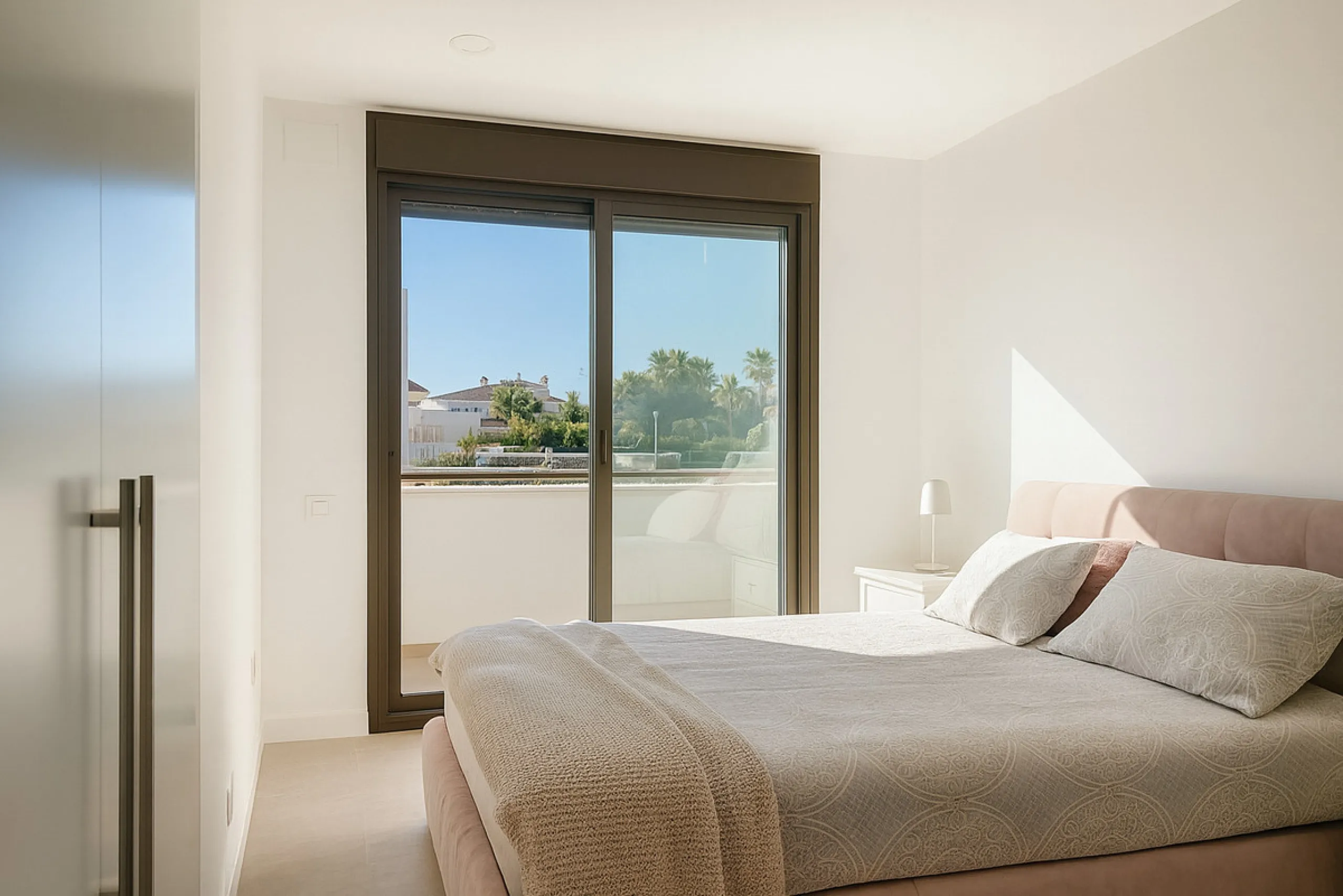 This ready to move in duplex penthouse, set within a modern community in Las Mesas of Estepona Port area, stands out for its impressive solarium with panoramic sea views. Built in 2025, the property offers a contemporary lifestyle in a sought-after locati
