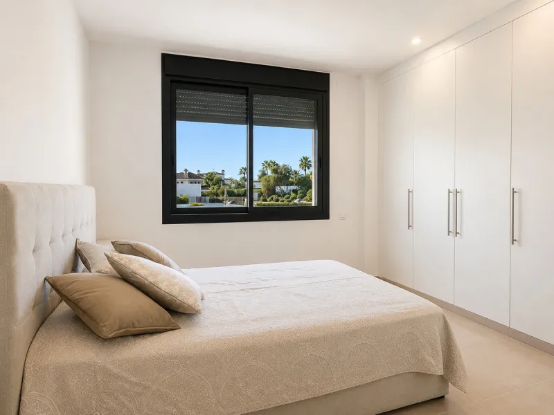 This ready to move in duplex penthouse, set within a modern community in Las Mesas of Estepona Port area, stands out for its impressive solarium with panoramic sea views. Built in 2025, the property offers a contemporary lifestyle in a sought-after locati