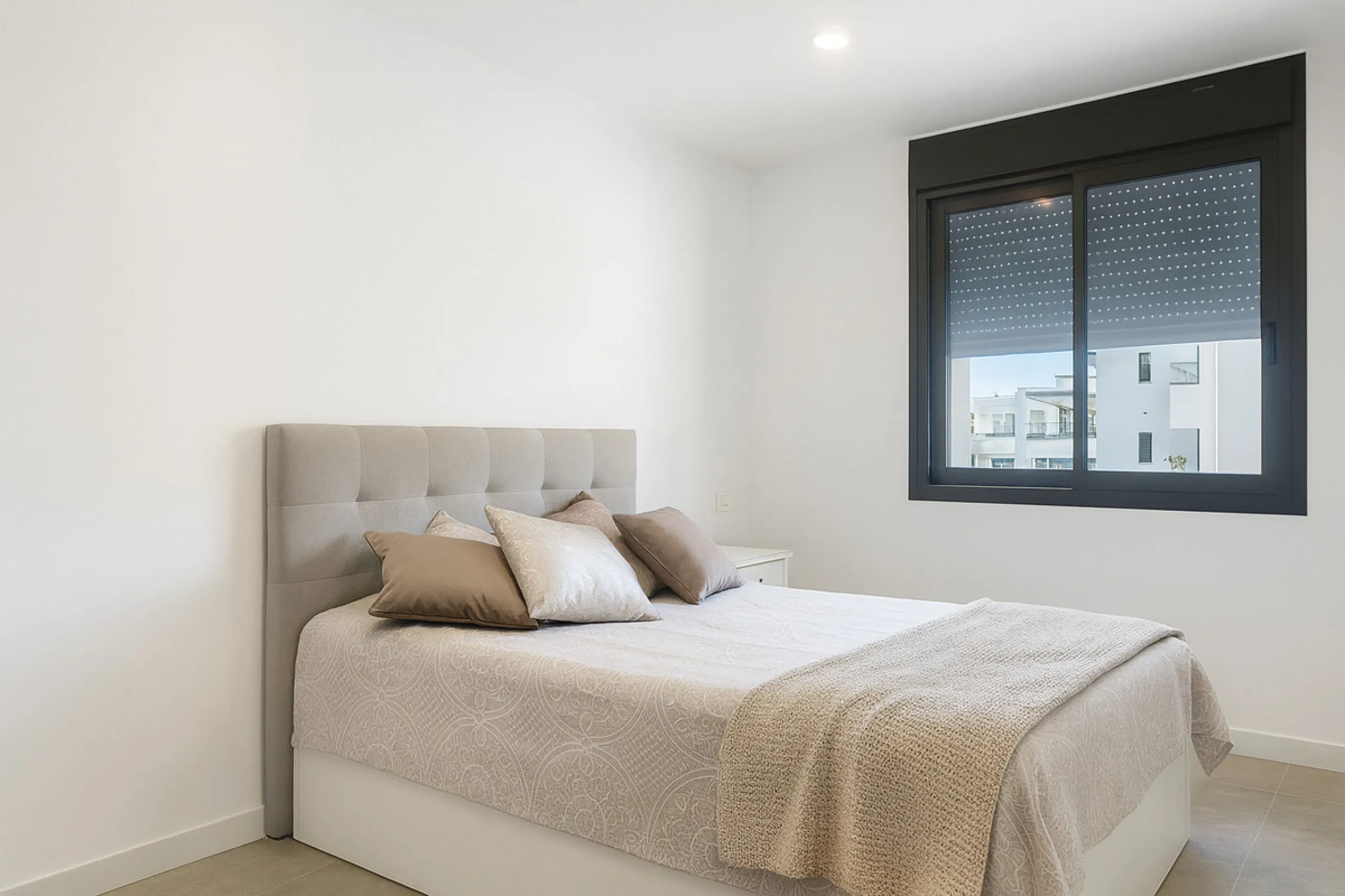 This ready to move in duplex penthouse, set within a modern community in Las Mesas of Estepona Port area, stands out for its impressive solarium with panoramic sea views. Built in 2025, the property offers a contemporary lifestyle in a sought-after locati