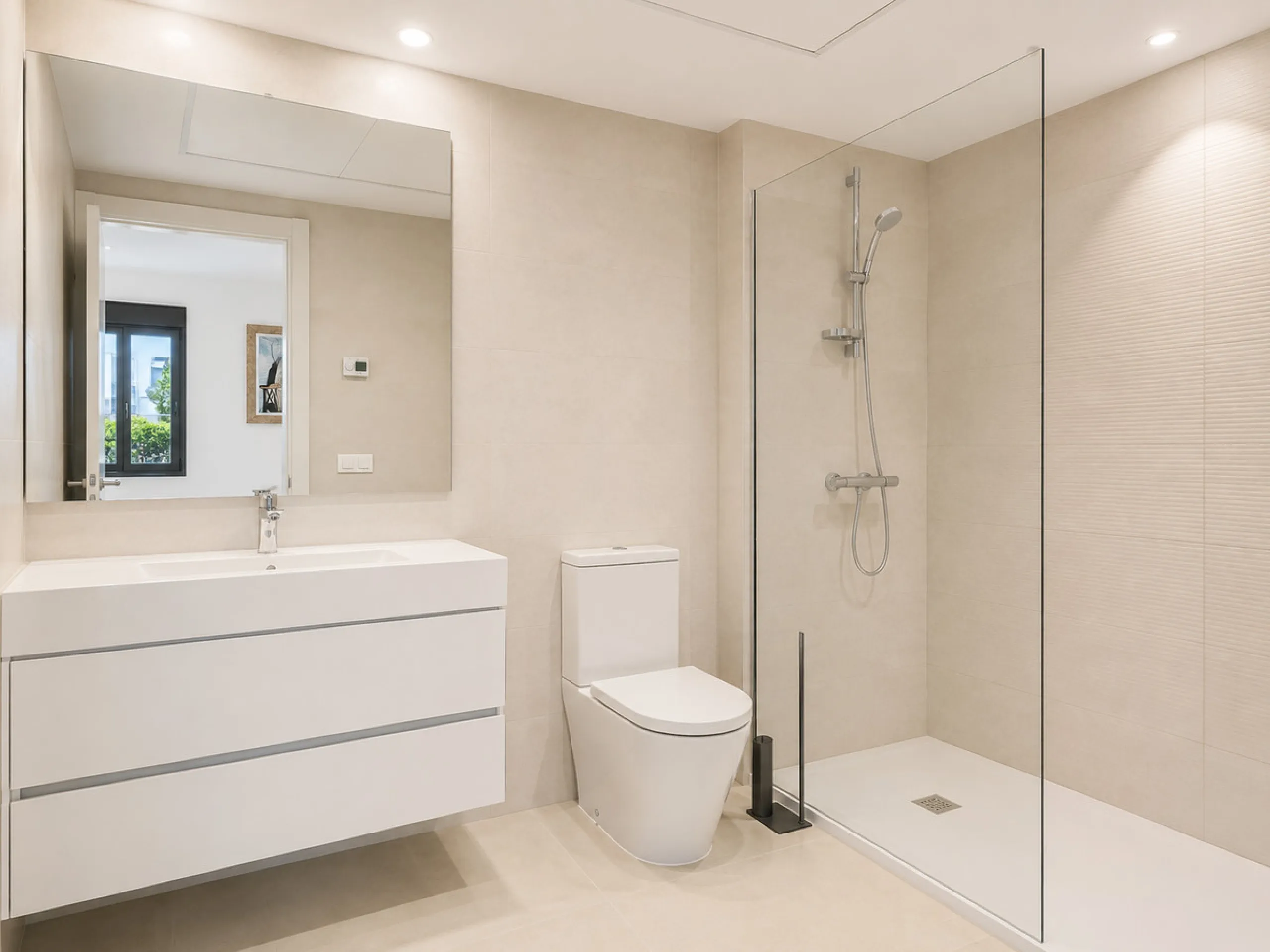 This ready to move in duplex penthouse, set within a modern community in Las Mesas of Estepona Port area, stands out for its impressive solarium with panoramic sea views. Built in 2025, the property offers a contemporary lifestyle in a sought-after locati
