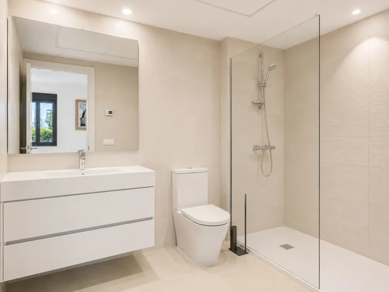 This ready to move in duplex penthouse, set within a modern community in Las Mesas of Estepona Port area, stands out for its impressive solarium with panoramic sea views. Built in 2025, the property offers a contemporary lifestyle in a sought-after locati