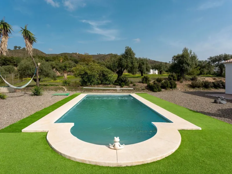 House - Finca - Cortijo в продаже в Casarabonela, Málaga. В доме 3 спален и 2 ванных комнат. Площадь дома 142 м². Площадь участка 6000 м²