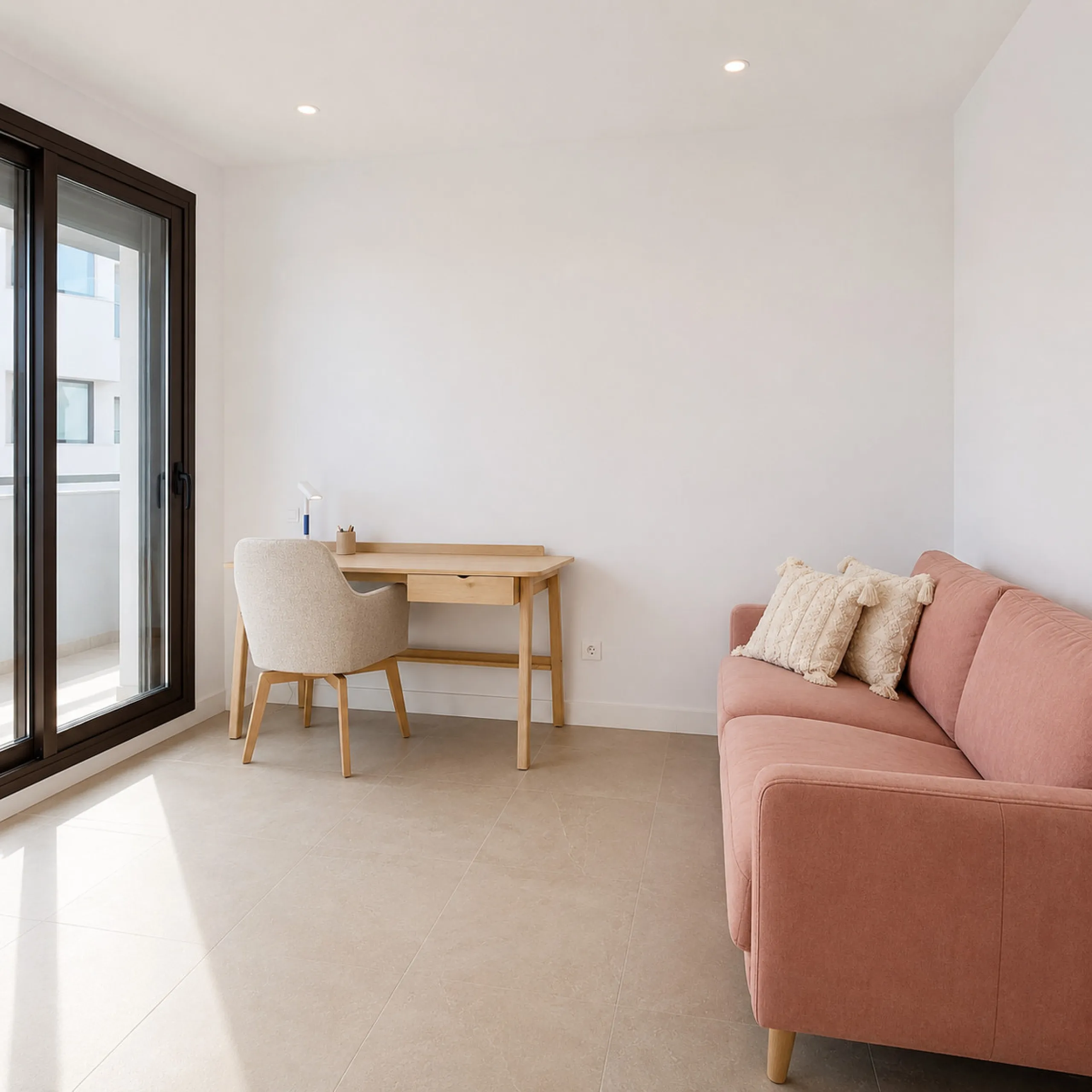 This ready to move in duplex penthouse, set within a modern community in Las Mesas of Estepona Port area, stands out for its impressive solarium with panoramic sea views. Built in 2025, the property offers a contemporary lifestyle in a sought-after locati