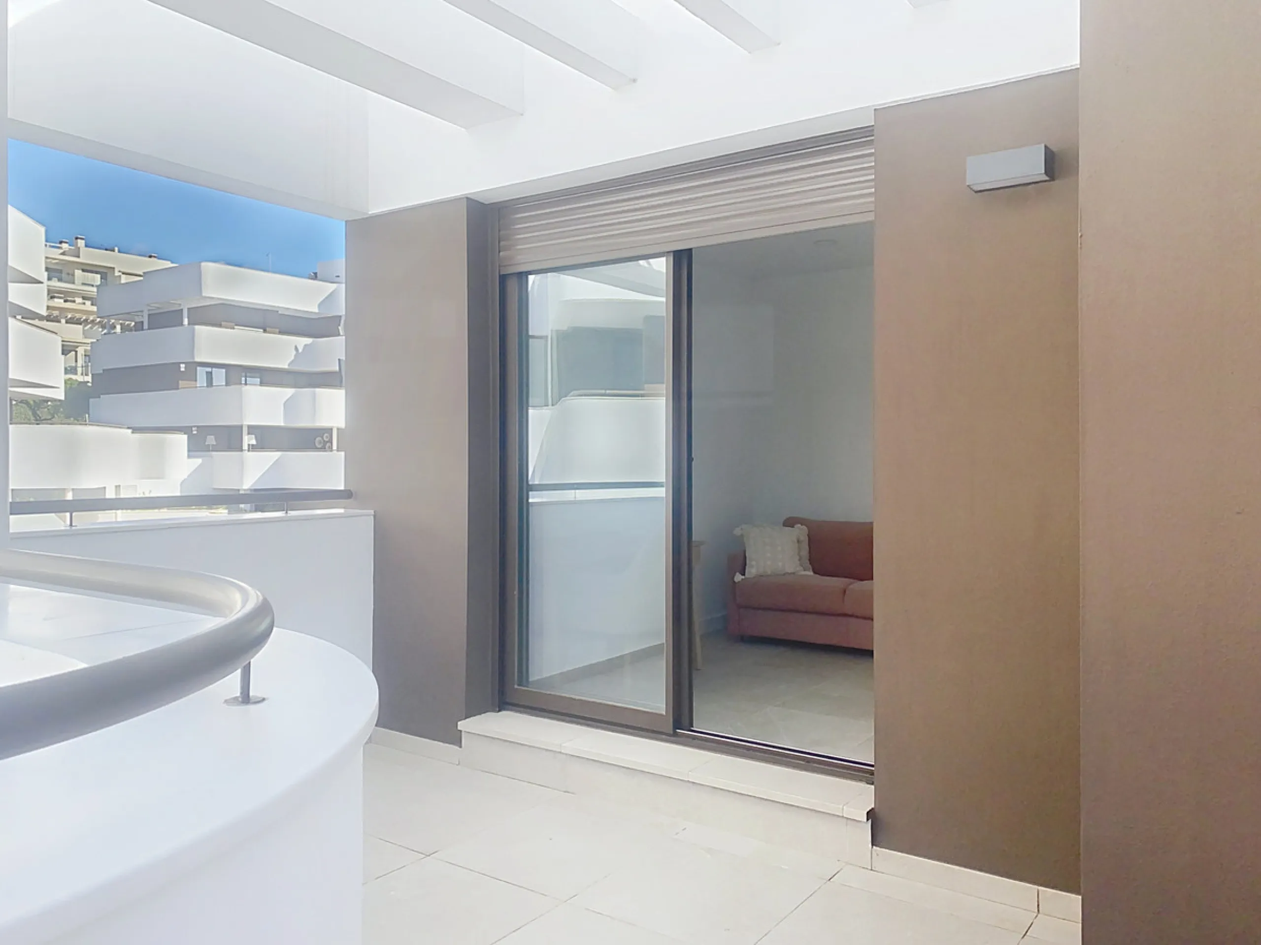 This ready to move in duplex penthouse, set within a modern community in Las Mesas of Estepona Port area, stands out for its impressive solarium with panoramic sea views. Built in 2025, the property offers a contemporary lifestyle in a sought-after locati