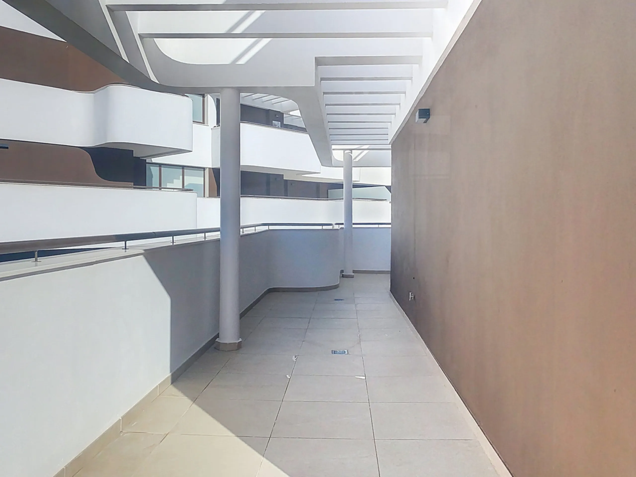 This ready to move in duplex penthouse, set within a modern community in Las Mesas of Estepona Port area, stands out for its impressive solarium with panoramic sea views. Built in 2025, the property offers a contemporary lifestyle in a sought-after locati
