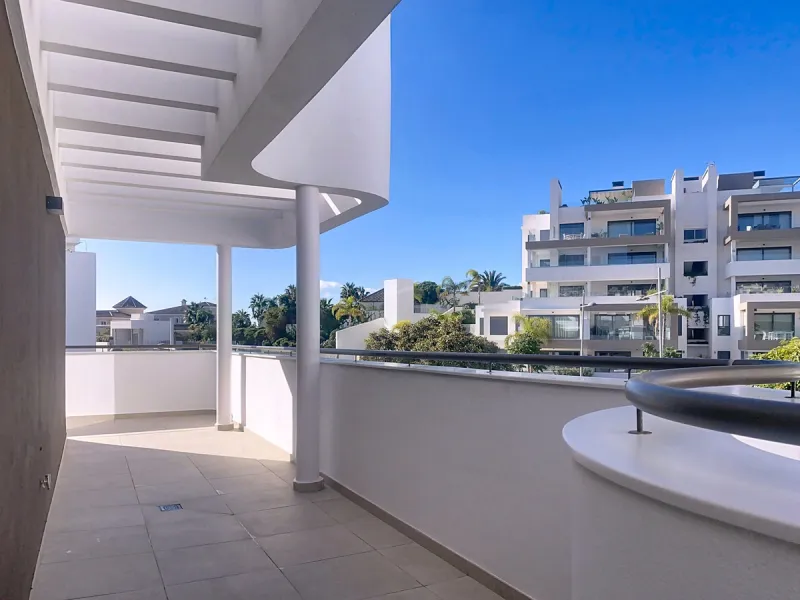This ready to move in duplex penthouse, set within a modern community in Las Mesas of Estepona Port area, stands out for its impressive solarium with panoramic sea views. Built in 2025, the property offers a contemporary lifestyle in a sought-after locati