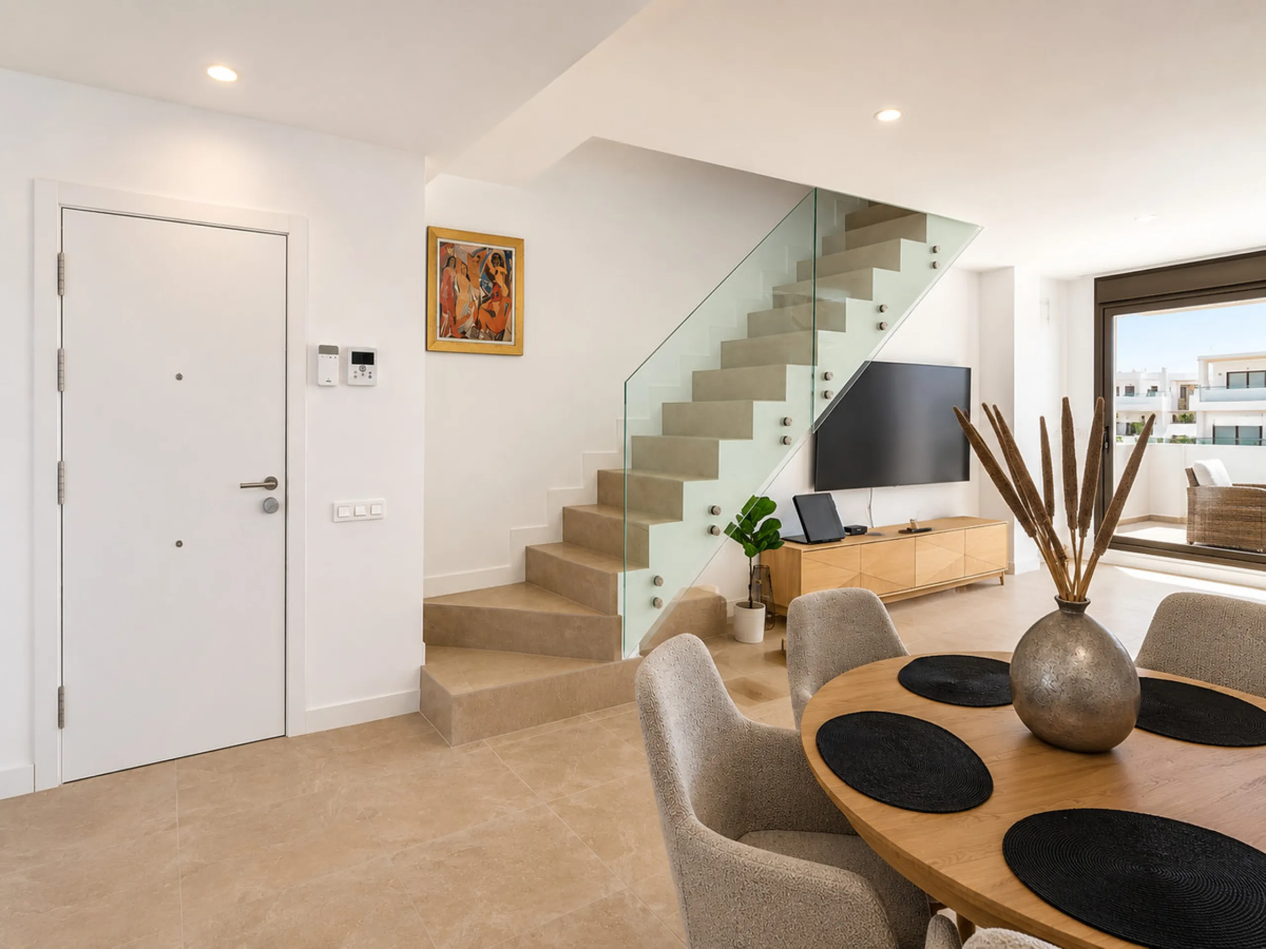 This ready to move in duplex penthouse, set within a modern community in Las Mesas of Estepona Port area, stands out for its impressive solarium with panoramic sea views. Built in 2025, the property offers a contemporary lifestyle in a sought-after locati