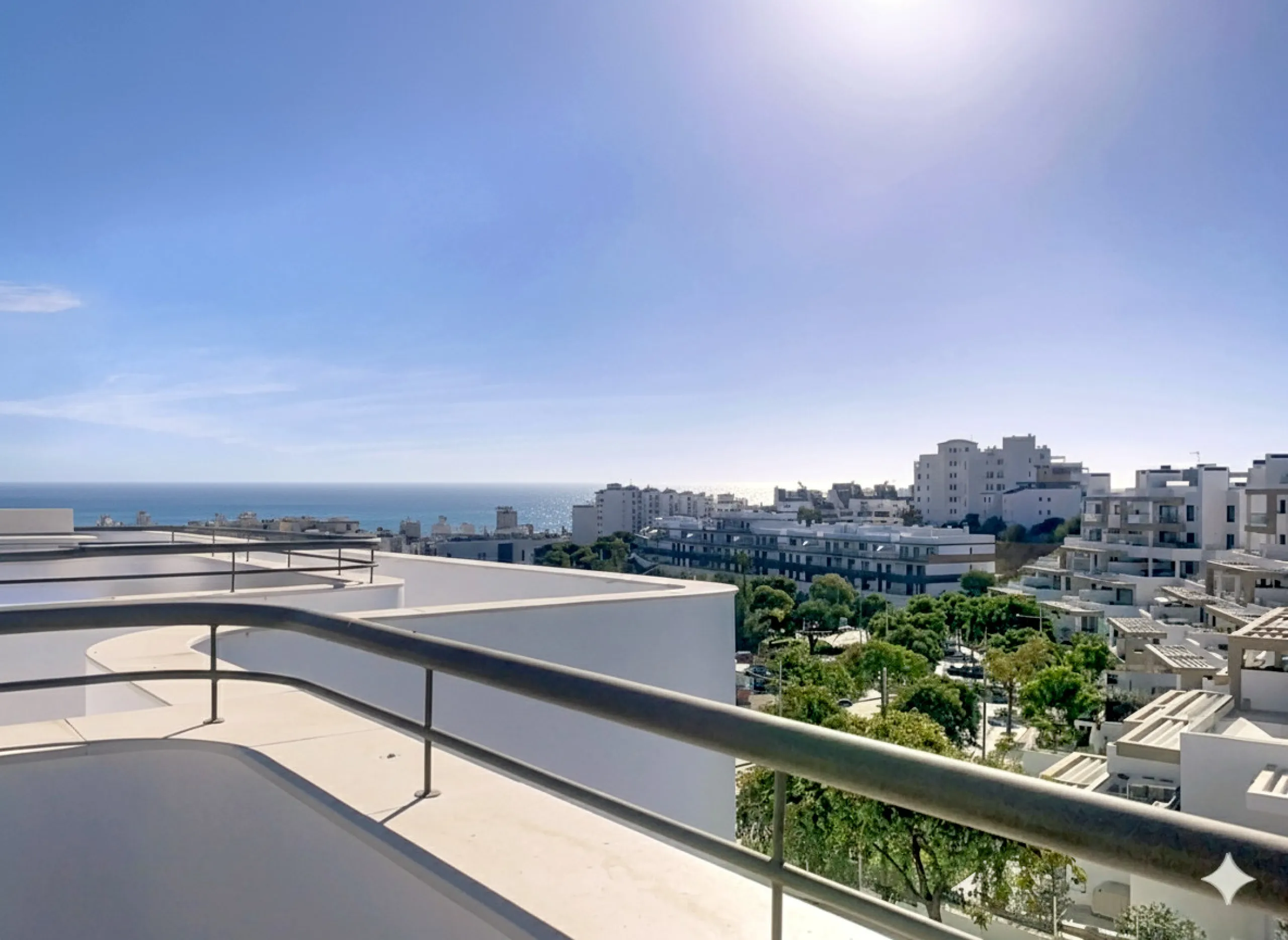 This ready to move in duplex penthouse, set within a modern community in Las Mesas of Estepona Port area, stands out for its impressive solarium with panoramic sea views. Built in 2025, the property offers a contemporary lifestyle in a sought-after locati