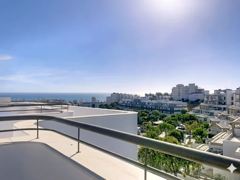 This ready to move in duplex penthouse, set within a modern community in Las Mesas of Estepona Port area, stands out for its impressive solarium with panoramic sea views. Built in 2025, the property offers a contemporary lifestyle in a sought-after locati