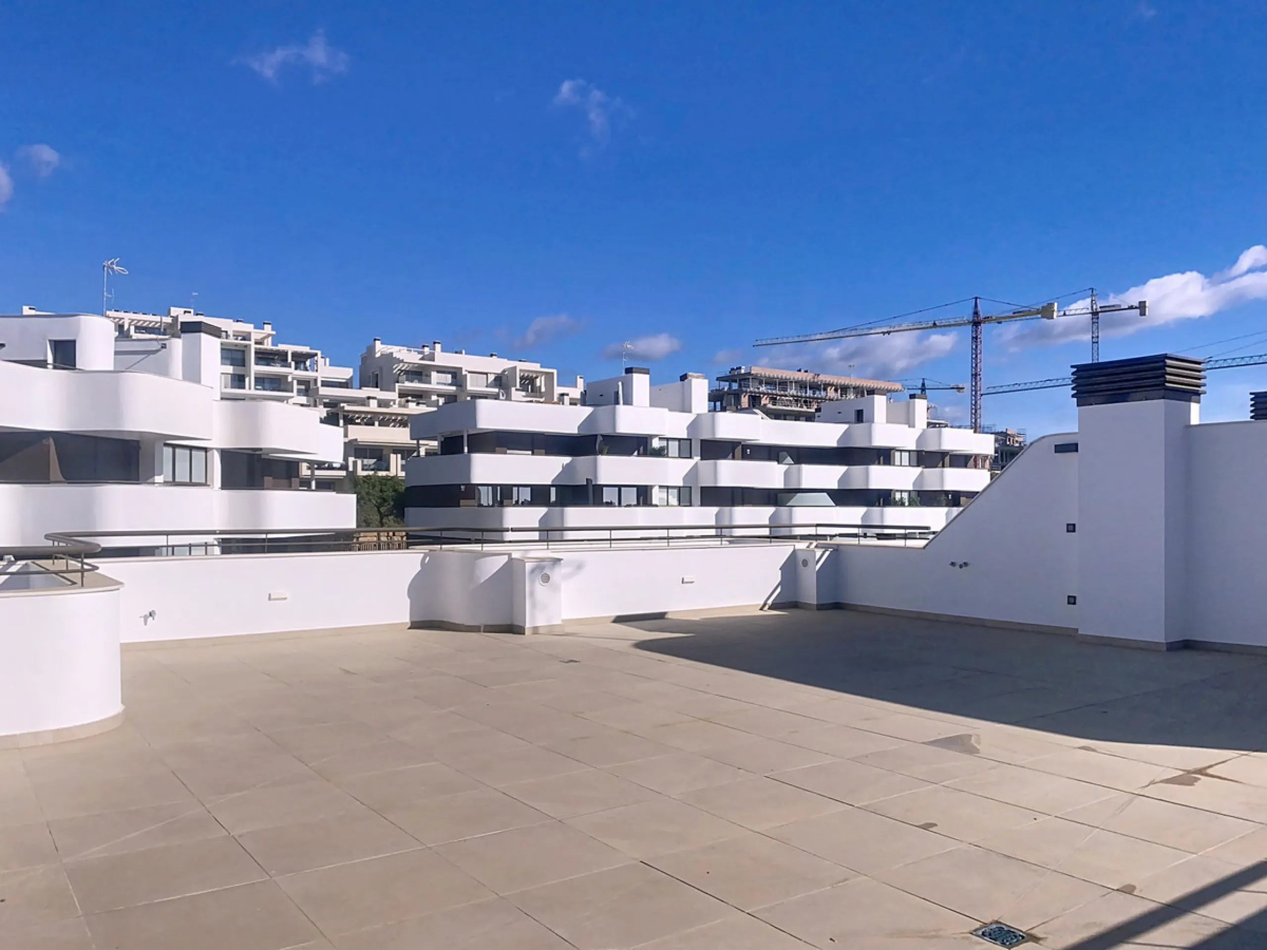 This ready to move in duplex penthouse, set within a modern community in Las Mesas of Estepona Port area, stands out for its impressive solarium with panoramic sea views. Built in 2025, the property offers a contemporary lifestyle in a sought-after locati