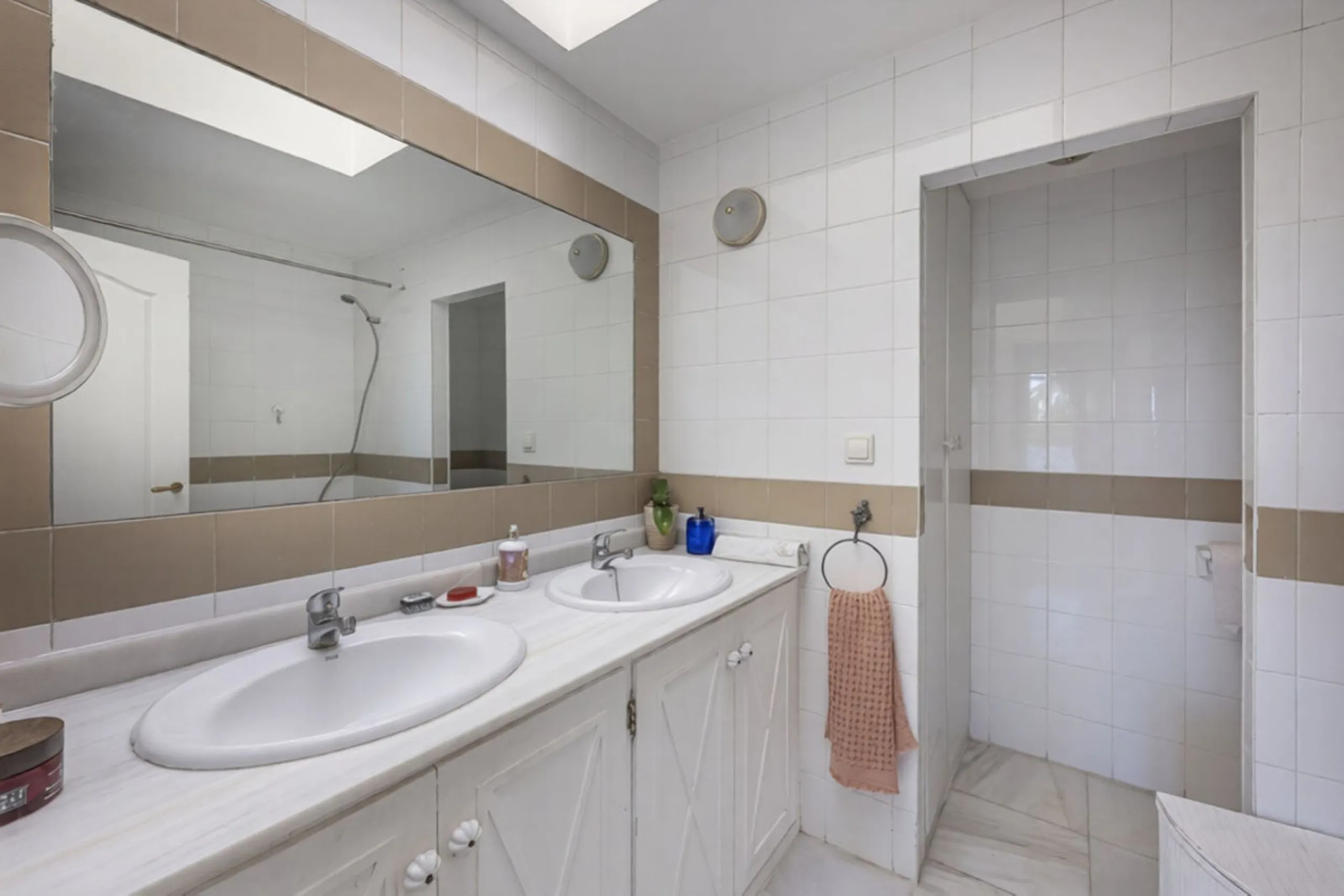 In a stunning location bordering the prestigious Guadalmina golf course, this elegant corner townhouse offers a unique combination of privacy, spaciousness, and natural surroundings. The generous and meticulously maintained garden features an automatic ir