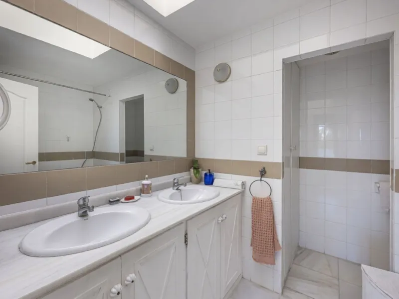 House - Semi-Detached House в продаже в Marbella, Málaga. В доме 3 спален и 3 ванных комнат. Площадь дома 187 м². Площадь участка 570 м²