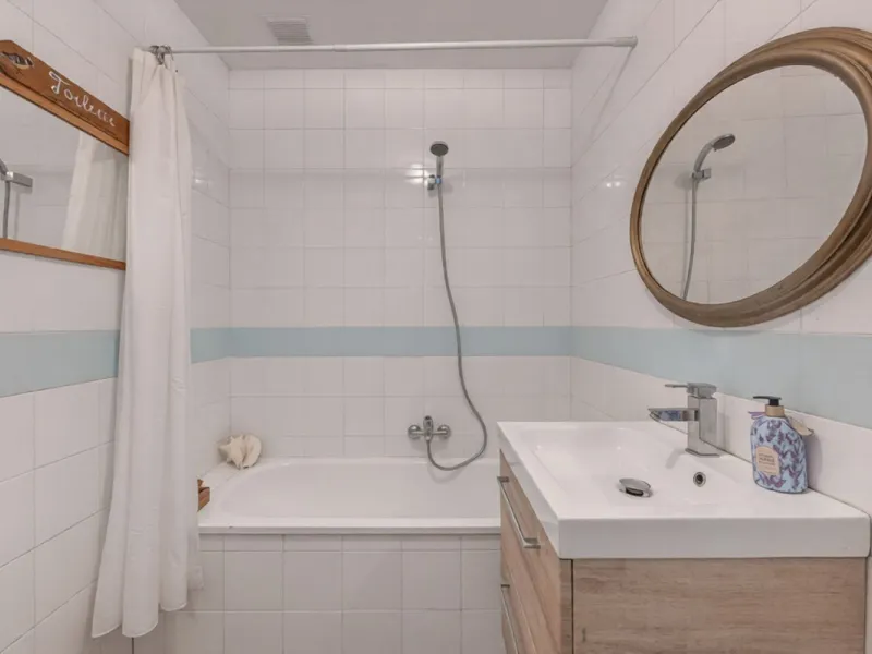 In a stunning location bordering the prestigious Guadalmina golf course, this elegant corner townhouse offers a unique combination of privacy, spaciousness, and natural surroundings. The generous and meticulously maintained garden features an automatic ir