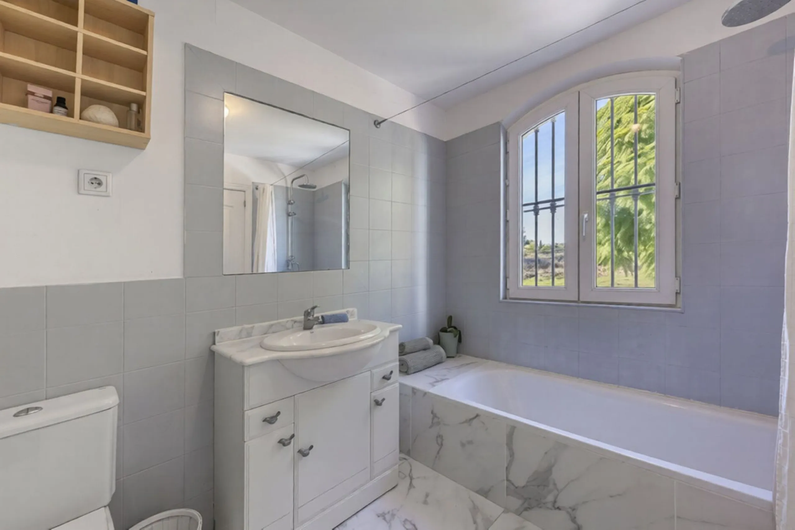 In a stunning location bordering the prestigious Guadalmina golf course, this elegant corner townhouse offers a unique combination of privacy, spaciousness, and natural surroundings. The generous and meticulously maintained garden features an automatic ir