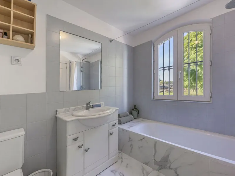 In a stunning location bordering the prestigious Guadalmina golf course, this elegant corner townhouse offers a unique combination of privacy, spaciousness, and natural surroundings. The generous and meticulously maintained garden features an automatic ir