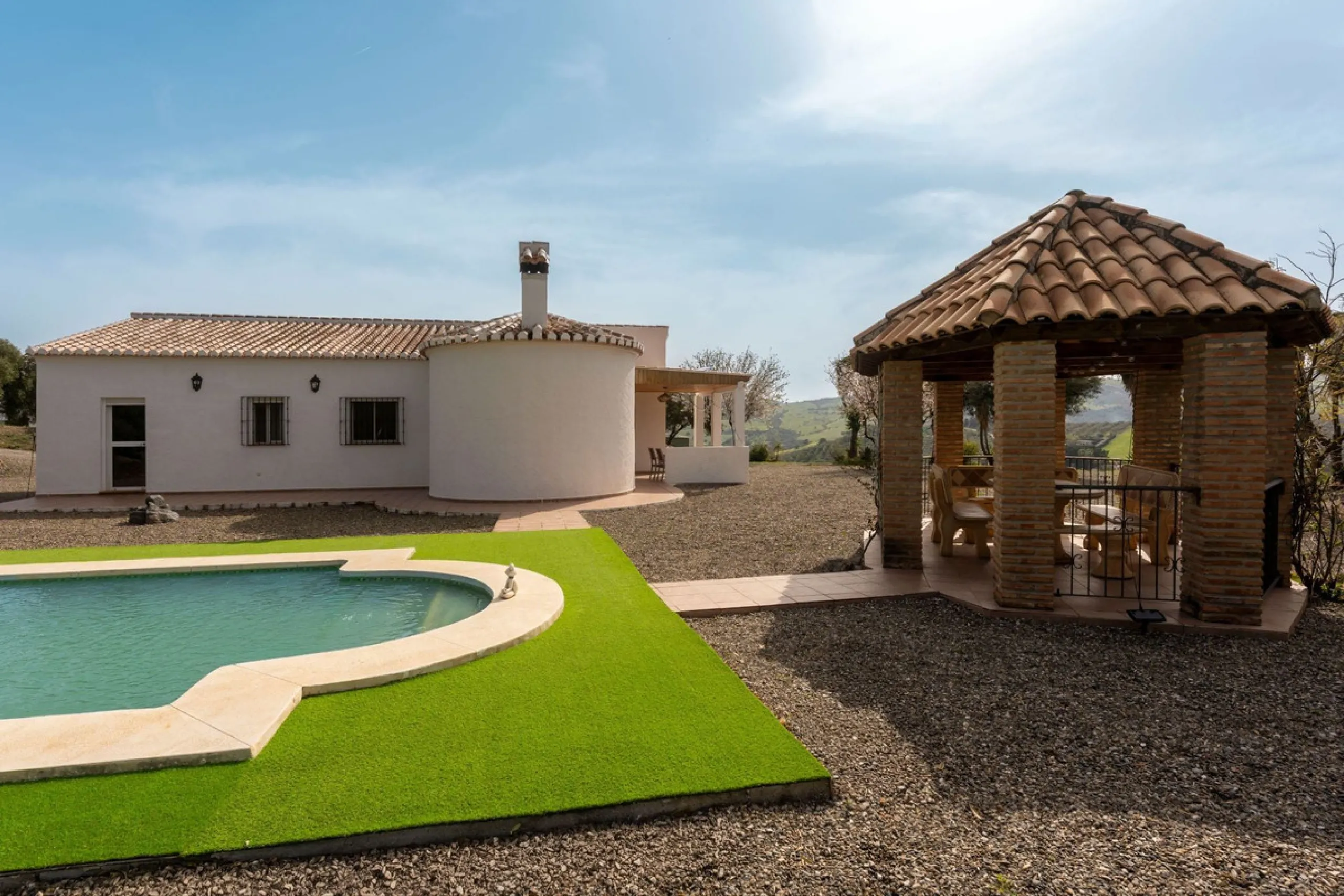 House - Finca - Cortijo в продаже в Casarabonela, Málaga. В доме 3 спален и 2 ванных комнат. Площадь дома 142 м². Площадь участка 6000 м²