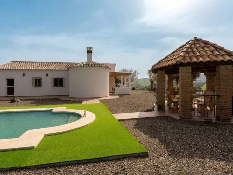 House - Finca - Cortijo в продаже в Casarabonela, Málaga. В доме 3 спален и 2 ванных комнат. Площадь дома 142 м². Площадь участка 6000 м²