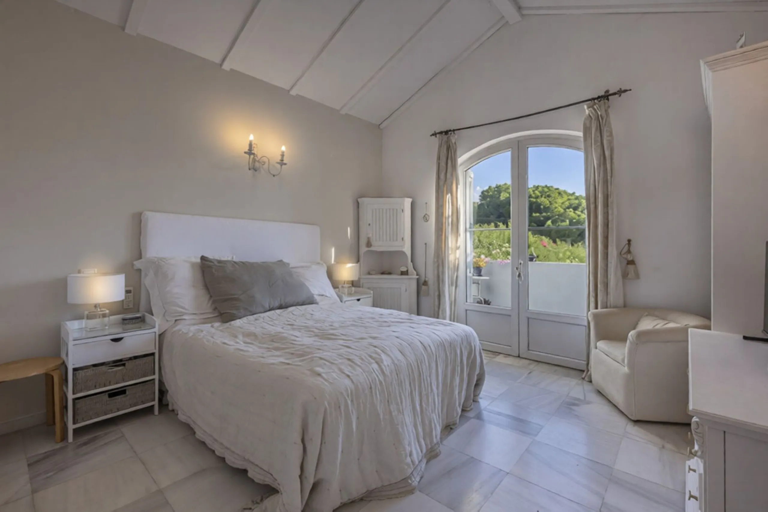 In a stunning location bordering the prestigious Guadalmina golf course, this elegant corner townhouse offers a unique combination of privacy, spaciousness, and natural surroundings. The generous and meticulously maintained garden features an automatic ir