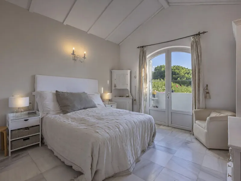 In a stunning location bordering the prestigious Guadalmina golf course, this elegant corner townhouse offers a unique combination of privacy, spaciousness, and natural surroundings. The generous and meticulously maintained garden features an automatic ir