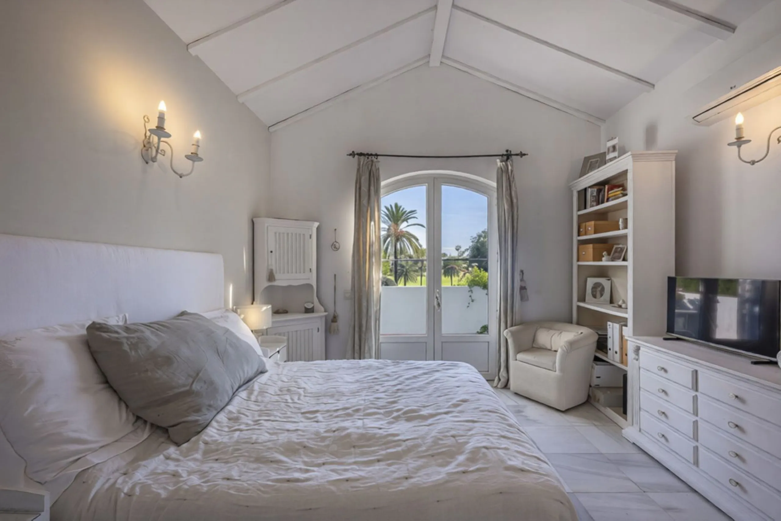 In a stunning location bordering the prestigious Guadalmina golf course, this elegant corner townhouse offers a unique combination of privacy, spaciousness, and natural surroundings. The generous and meticulously maintained garden features an automatic ir