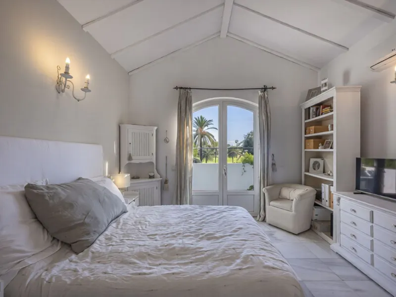 In a stunning location bordering the prestigious Guadalmina golf course, this elegant corner townhouse offers a unique combination of privacy, spaciousness, and natural surroundings. The generous and meticulously maintained garden features an automatic ir