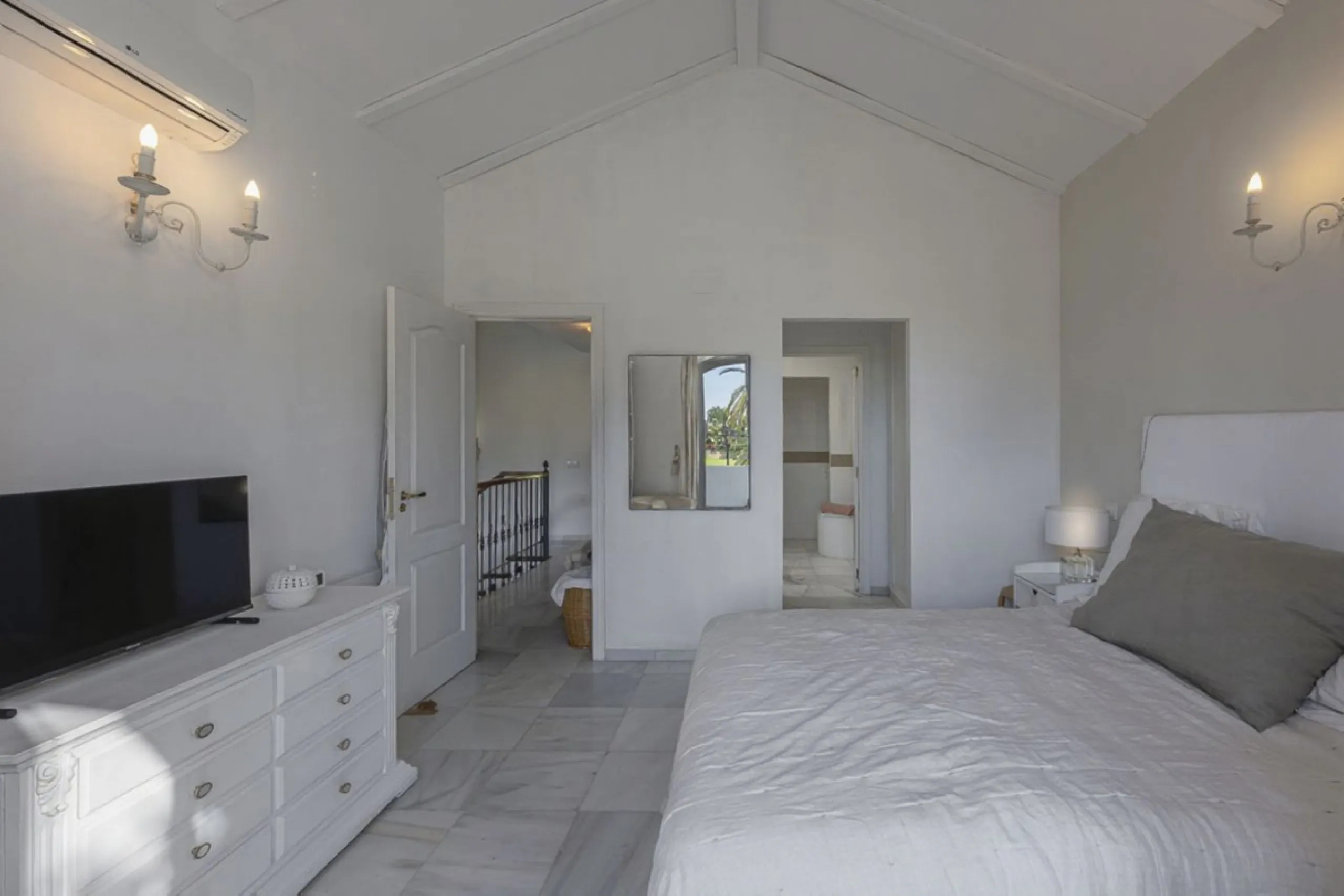 In a stunning location bordering the prestigious Guadalmina golf course, this elegant corner townhouse offers a unique combination of privacy, spaciousness, and natural surroundings. The generous and meticulously maintained garden features an automatic ir