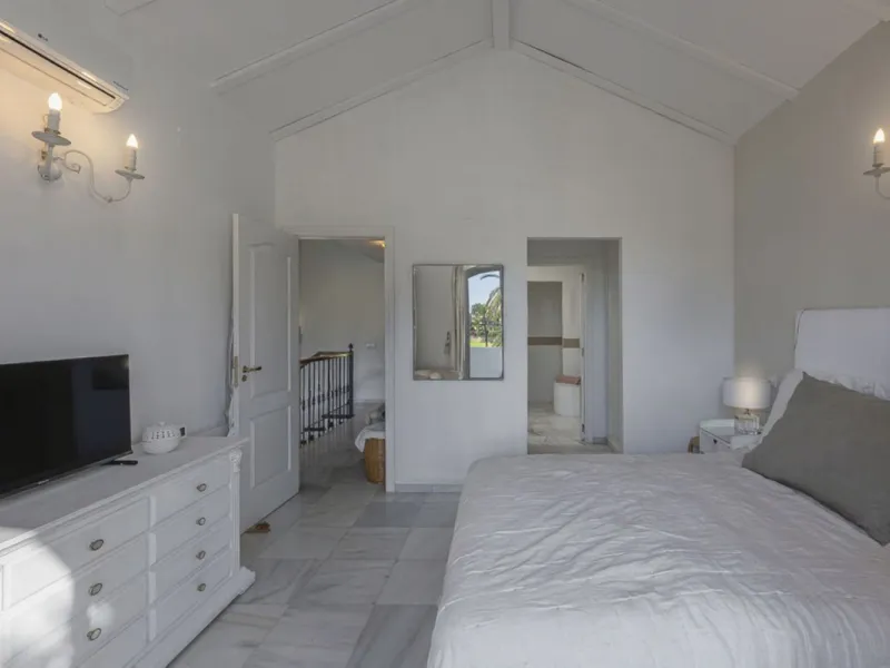 In a stunning location bordering the prestigious Guadalmina golf course, this elegant corner townhouse offers a unique combination of privacy, spaciousness, and natural surroundings. The generous and meticulously maintained garden features an automatic ir
