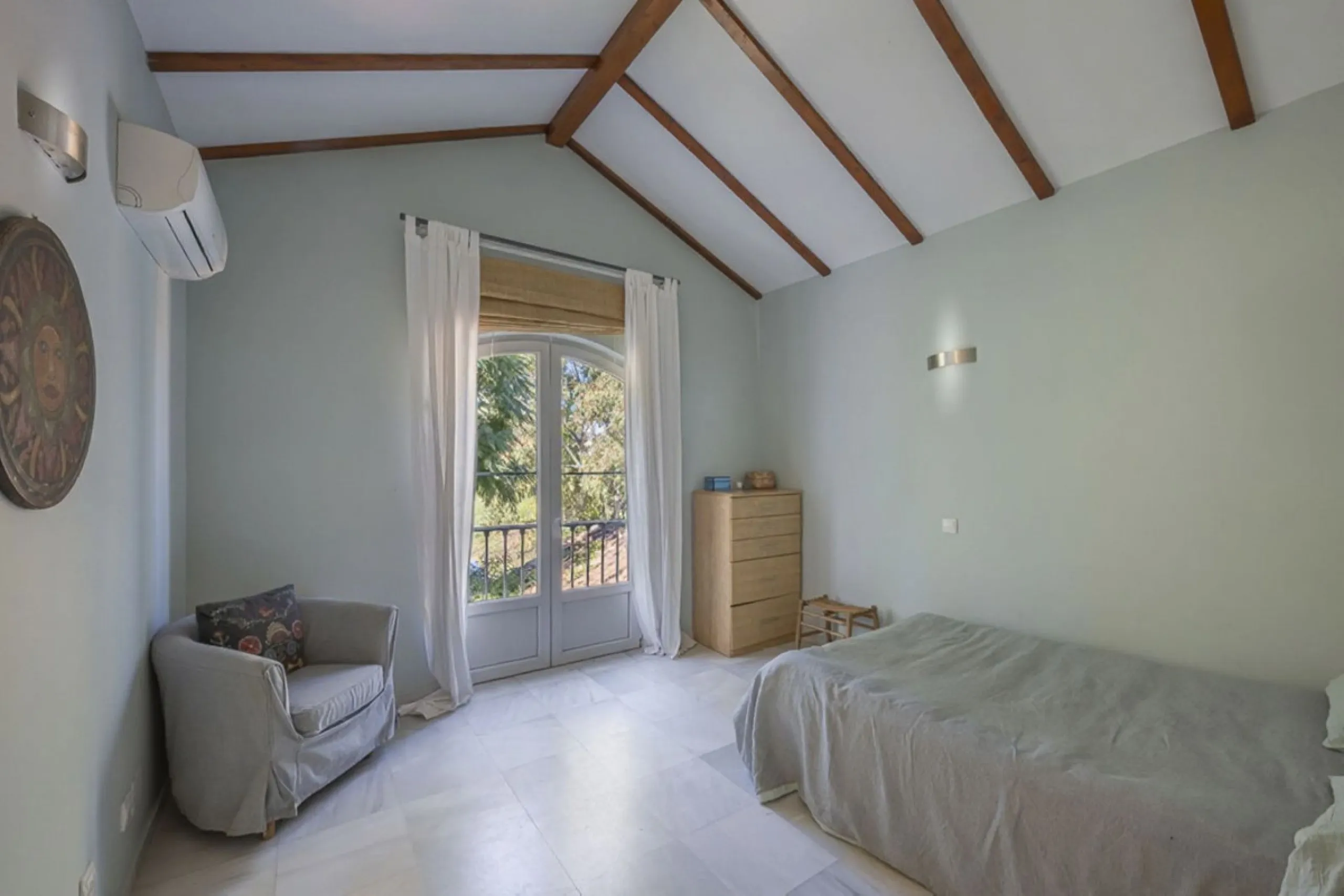 In a stunning location bordering the prestigious Guadalmina golf course, this elegant corner townhouse offers a unique combination of privacy, spaciousness, and natural surroundings. The generous and meticulously maintained garden features an automatic ir