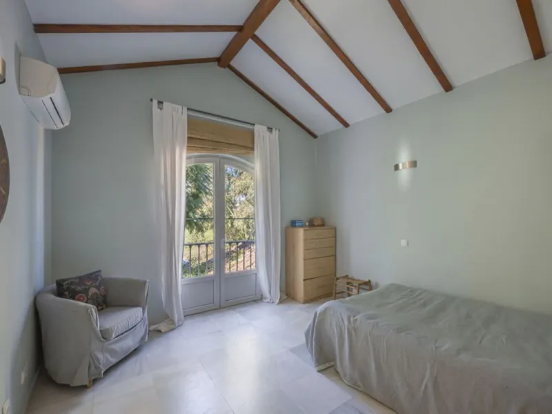 In a stunning location bordering the prestigious Guadalmina golf course, this elegant corner townhouse offers a unique combination of privacy, spaciousness, and natural surroundings. The generous and meticulously maintained garden features an automatic ir