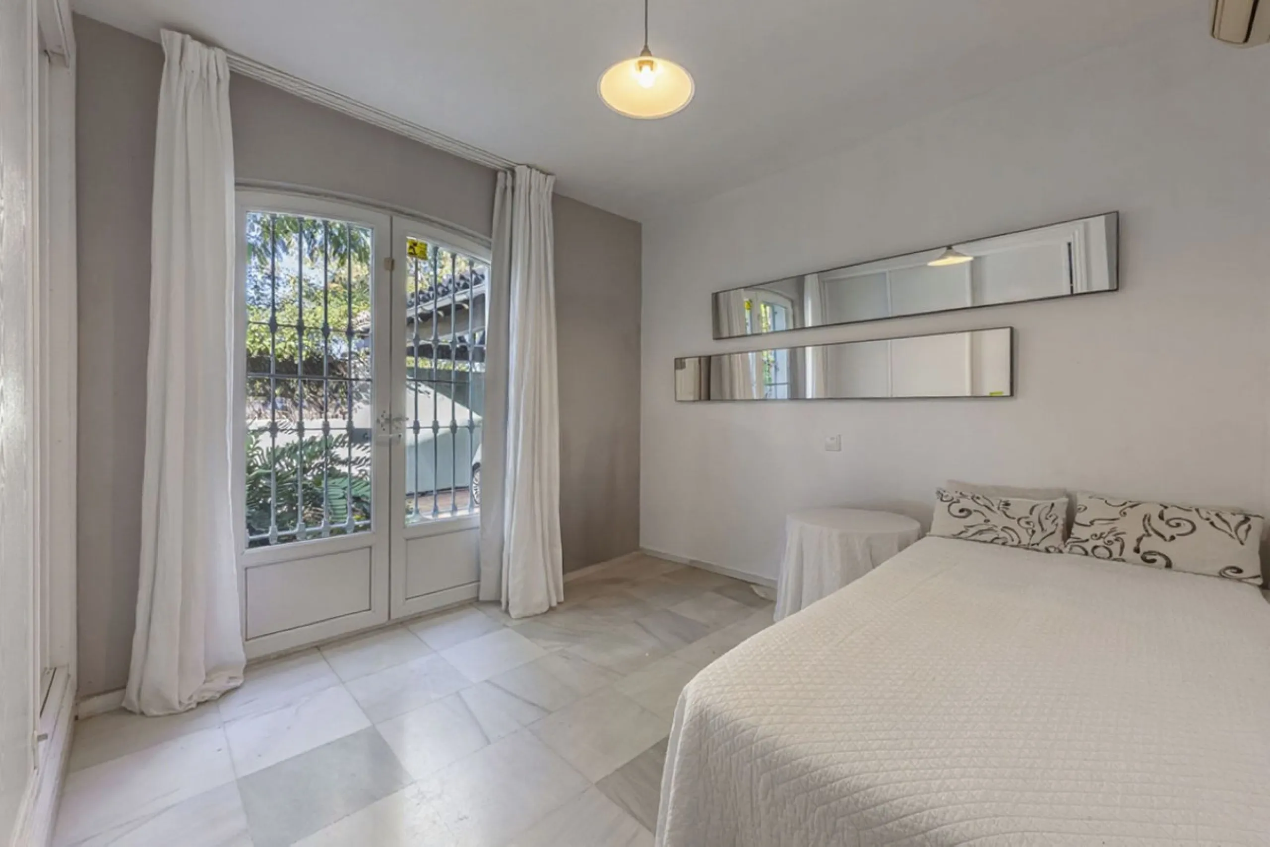 In a stunning location bordering the prestigious Guadalmina golf course, this elegant corner townhouse offers a unique combination of privacy, spaciousness, and natural surroundings. The generous and meticulously maintained garden features an automatic ir
