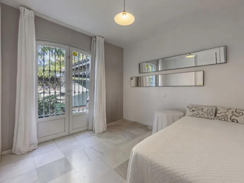 In a stunning location bordering the prestigious Guadalmina golf course, this elegant corner townhouse offers a unique combination of privacy, spaciousness, and natural surroundings. The generous and meticulously maintained garden features an automatic ir