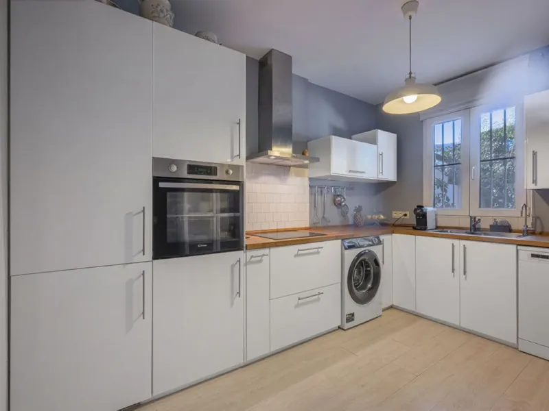 In a stunning location bordering the prestigious Guadalmina golf course, this elegant corner townhouse offers a unique combination of privacy, spaciousness, and natural surroundings. The generous and meticulously maintained garden features an automatic ir