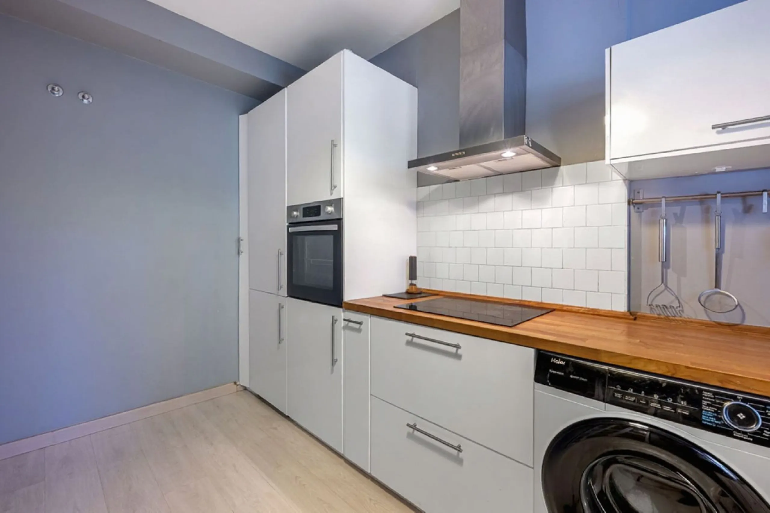 In a stunning location bordering the prestigious Guadalmina golf course, this elegant corner townhouse offers a unique combination of privacy, spaciousness, and natural surroundings. The generous and meticulously maintained garden features an automatic ir