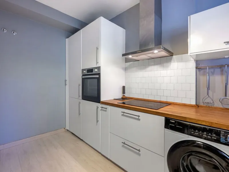 In a stunning location bordering the prestigious Guadalmina golf course, this elegant corner townhouse offers a unique combination of privacy, spaciousness, and natural surroundings. The generous and meticulously maintained garden features an automatic ir