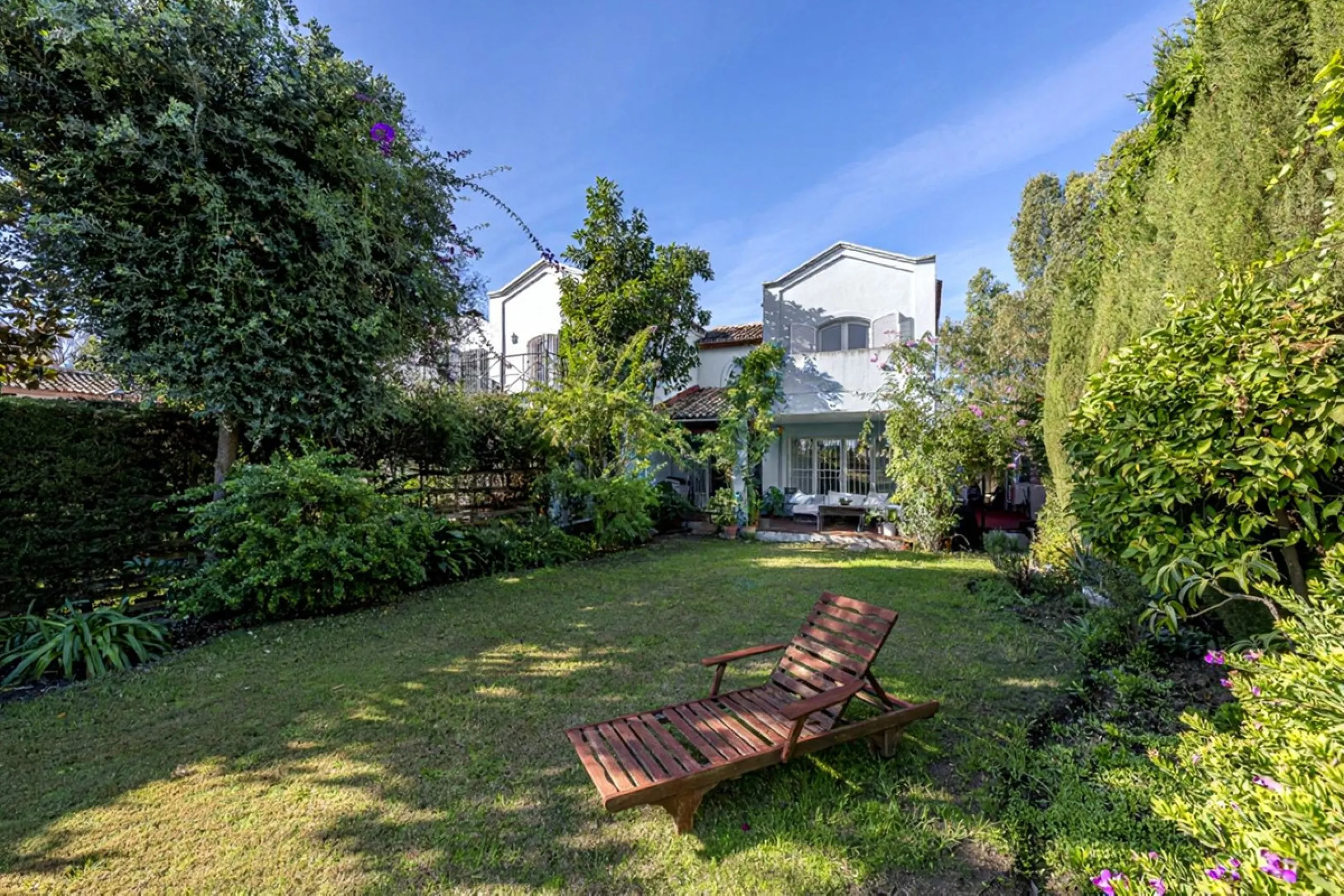 In a stunning location bordering the prestigious Guadalmina golf course, this elegant corner townhouse offers a unique combination of privacy, spaciousness, and natural surroundings. The generous and meticulously maintained garden features an automatic ir