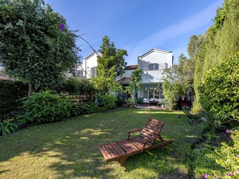 In a stunning location bordering the prestigious Guadalmina golf course, this elegant corner townhouse offers a unique combination of privacy, spaciousness, and natural surroundings. The generous and meticulously maintained garden features an automatic ir