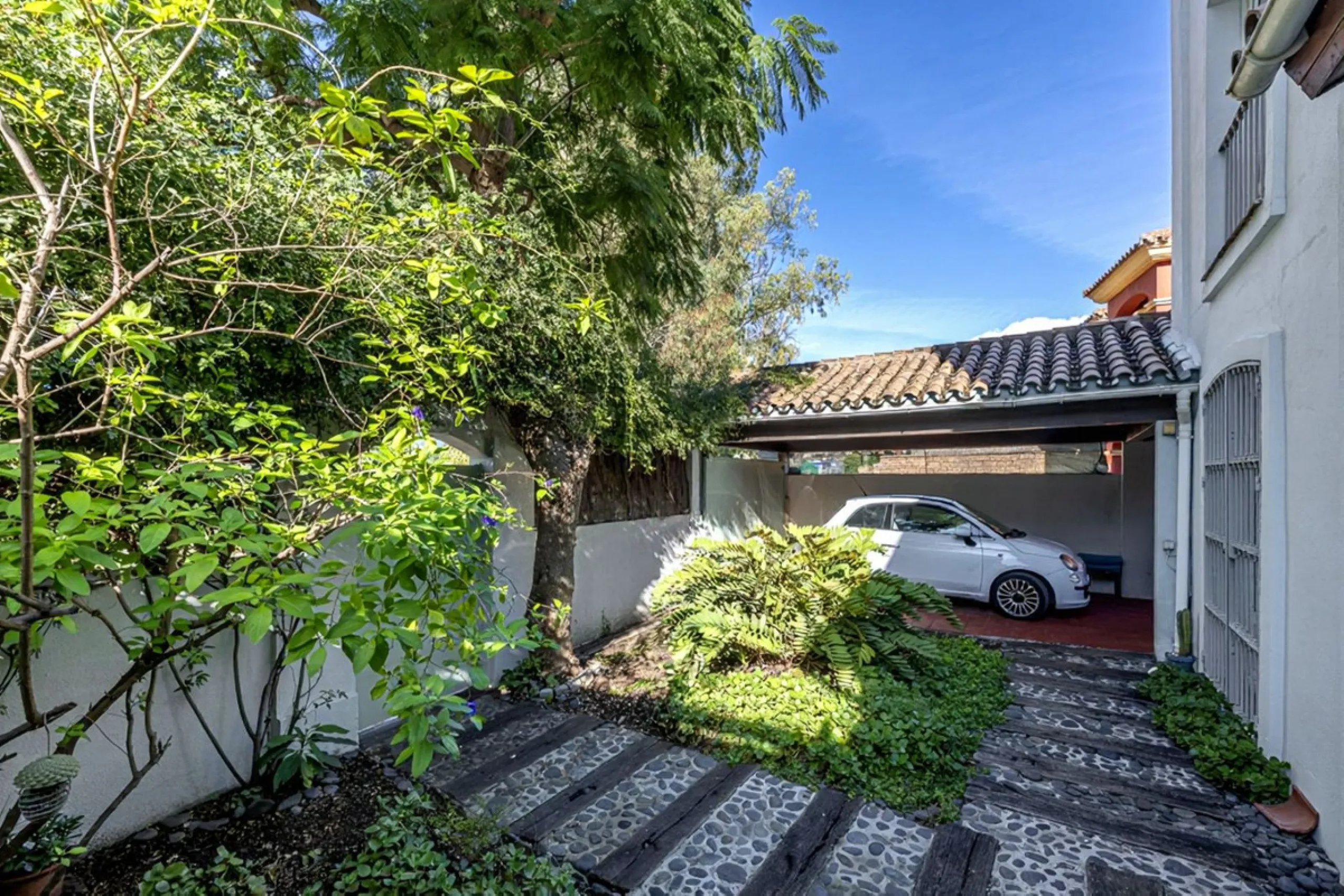In a stunning location bordering the prestigious Guadalmina golf course, this elegant corner townhouse offers a unique combination of privacy, spaciousness, and natural surroundings. The generous and meticulously maintained garden features an automatic ir