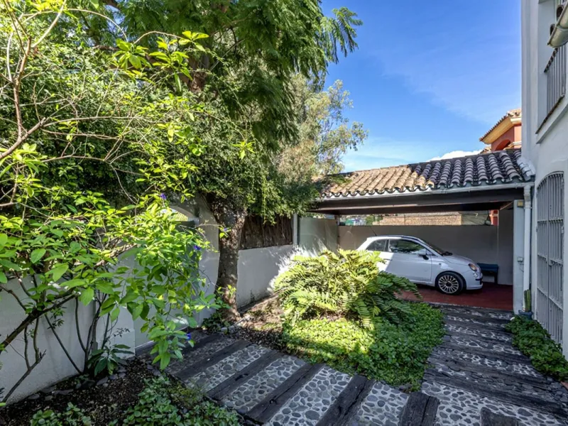 In a stunning location bordering the prestigious Guadalmina golf course, this elegant corner townhouse offers a unique combination of privacy, spaciousness, and natural surroundings. The generous and meticulously maintained garden features an automatic ir