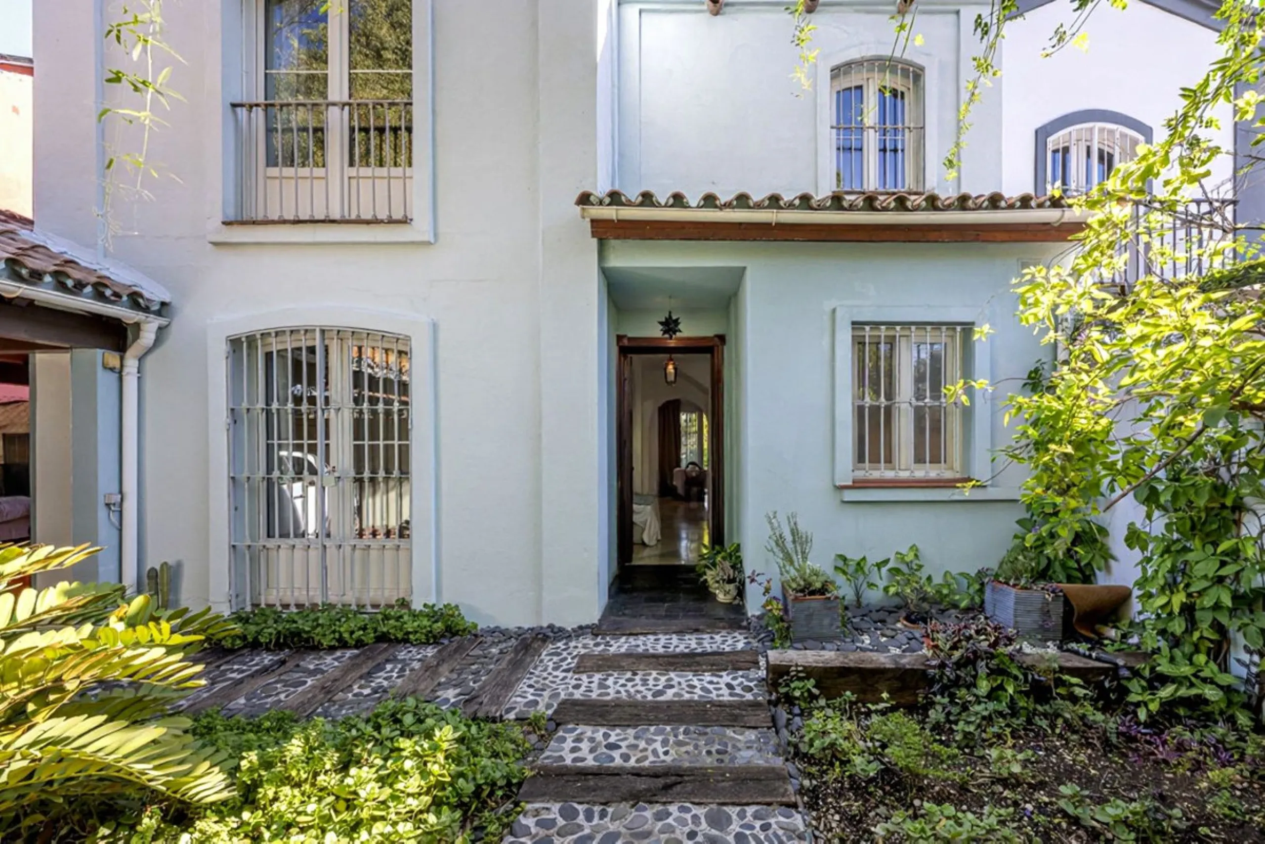 In a stunning location bordering the prestigious Guadalmina golf course, this elegant corner townhouse offers a unique combination of privacy, spaciousness, and natural surroundings. The generous and meticulously maintained garden features an automatic ir