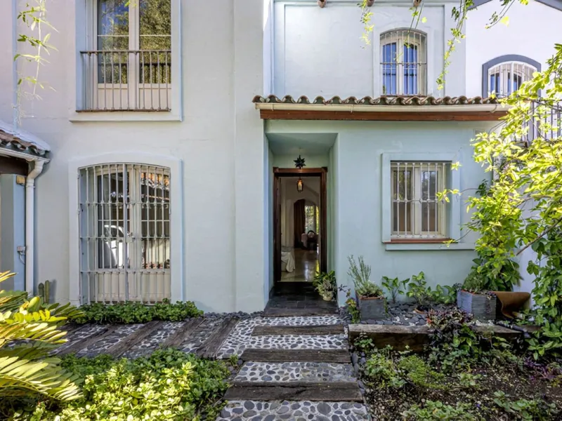 In a stunning location bordering the prestigious Guadalmina golf course, this elegant corner townhouse offers a unique combination of privacy, spaciousness, and natural surroundings. The generous and meticulously maintained garden features an automatic ir