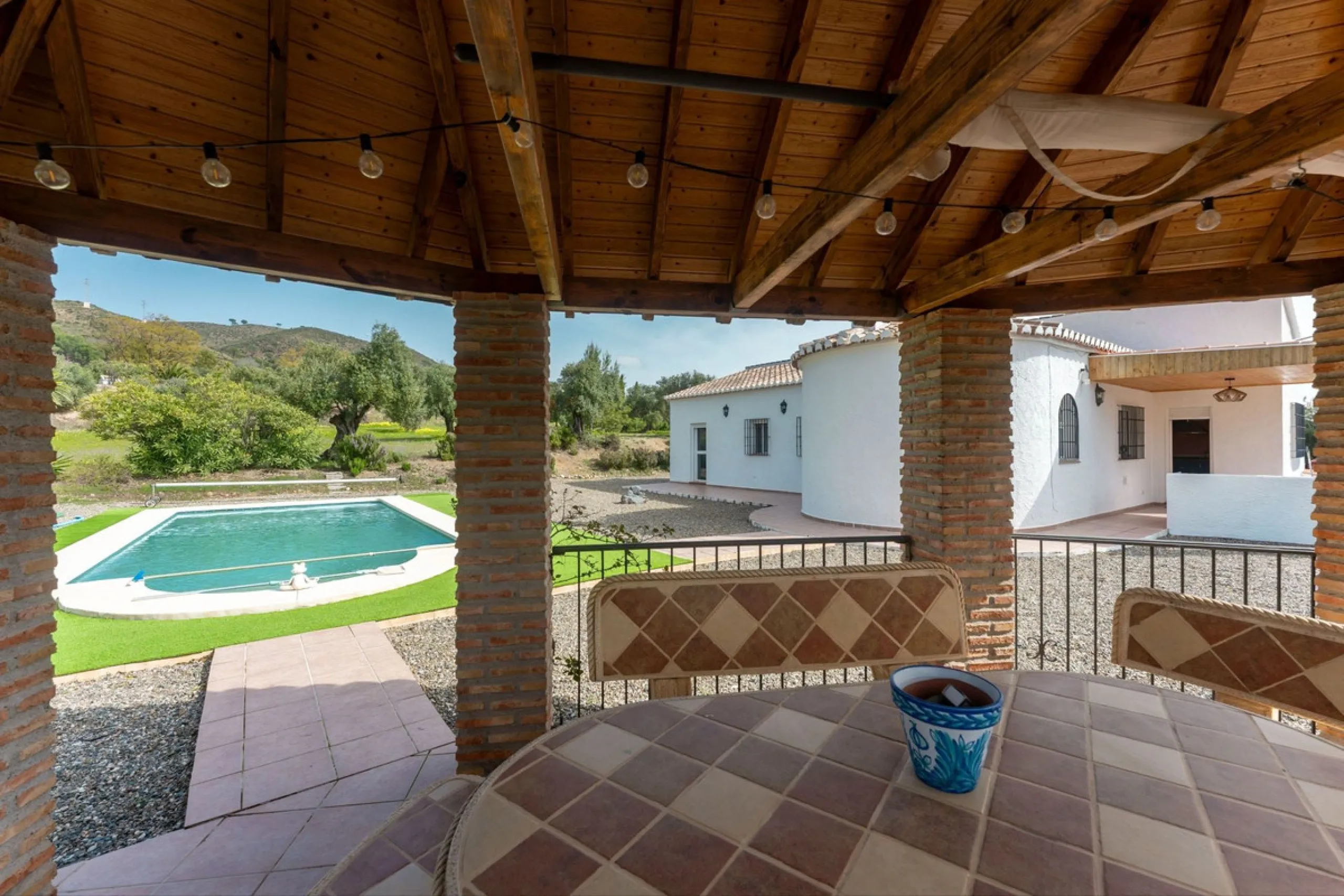 House - Finca - Cortijo в продаже в Casarabonela, Málaga. В доме 3 спален и 2 ванных комнат. Площадь дома 142 м². Площадь участка 6000 м²