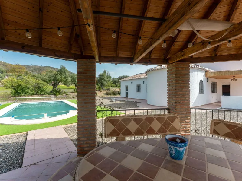 House - Finca - Cortijo в продаже в Casarabonela, Málaga. В доме 3 спален и 2 ванных комнат. Площадь дома 142 м². Площадь участка 6000 м²