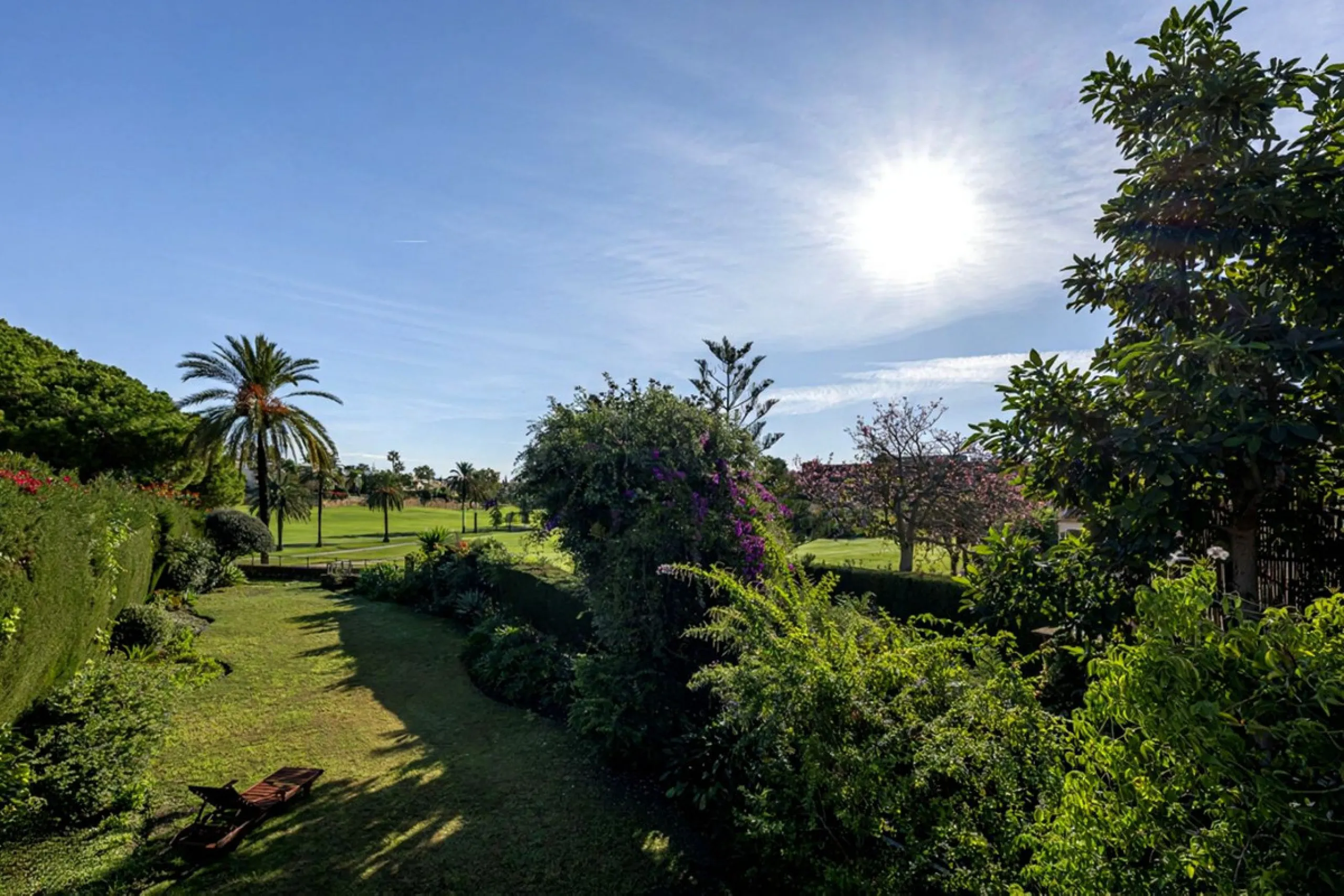 In a stunning location bordering the prestigious Guadalmina golf course, this elegant corner townhouse offers a unique combination of privacy, spaciousness, and natural surroundings. The generous and meticulously maintained garden features an automatic ir