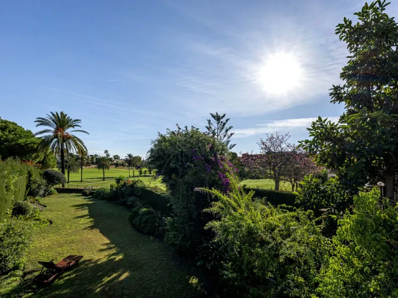 In a stunning location bordering the prestigious Guadalmina golf course, this elegant corner townhouse offers a unique combination of privacy, spaciousness, and natural surroundings. The generous and meticulously maintained garden features an automatic ir