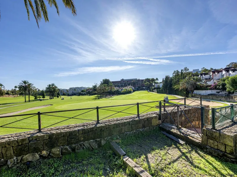 In a stunning location bordering the prestigious Guadalmina golf course, this elegant corner townhouse offers a unique combination of privacy, spaciousness, and natural surroundings. The generous and meticulously maintained garden features an automatic ir